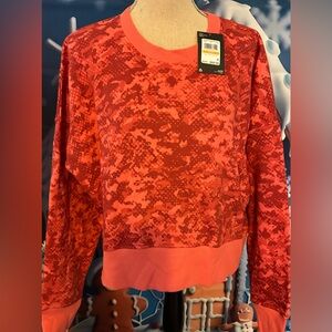 NWT UNDER ARMOUR fleece shirt in Small and a burgundy-pink camo pattern